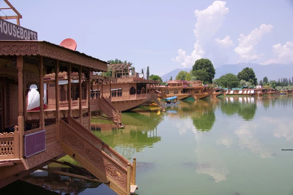 Kashmir Honeymoon Guide – A Romantic Escape